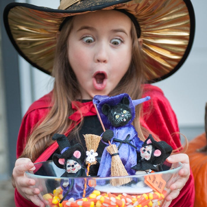 halloween-3101-0818 in candy bowl