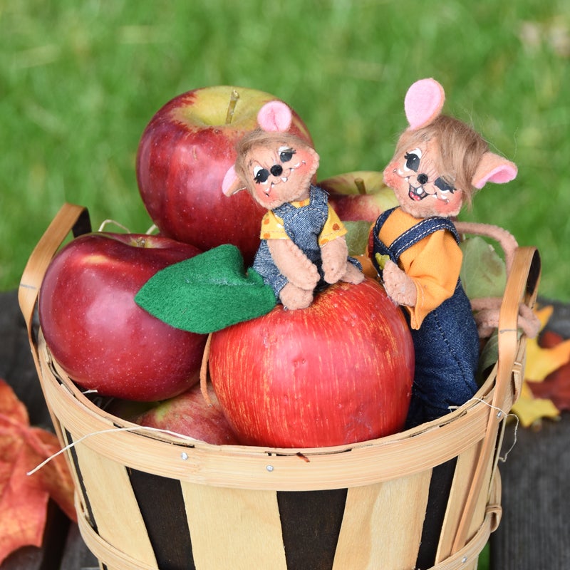 2019 Apple Picking Couple