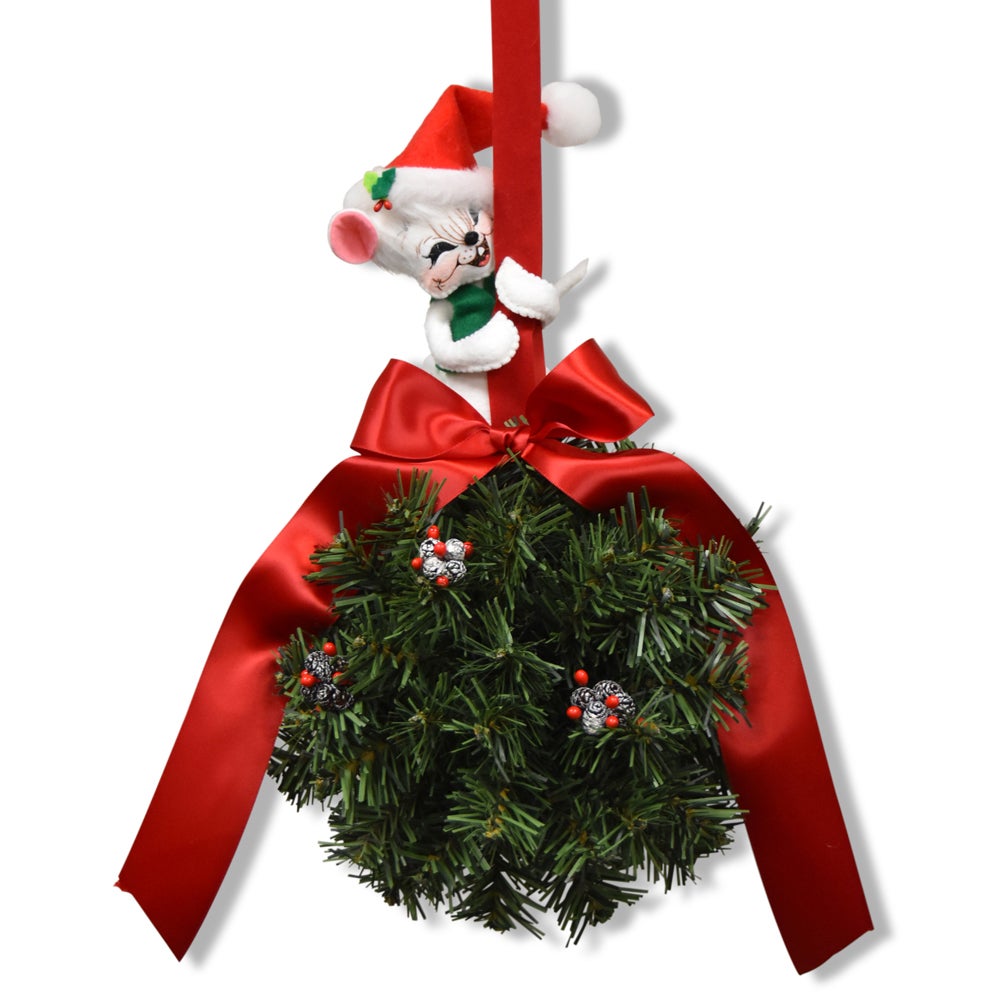 8 inch Kissing Ball with 6 inch Mouse