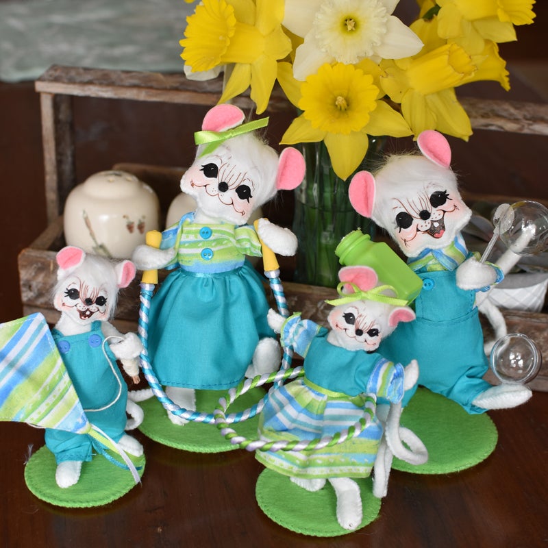 2022 Spring Mouse Family1-WEB 2022 Spring Mouse Family1-WEB