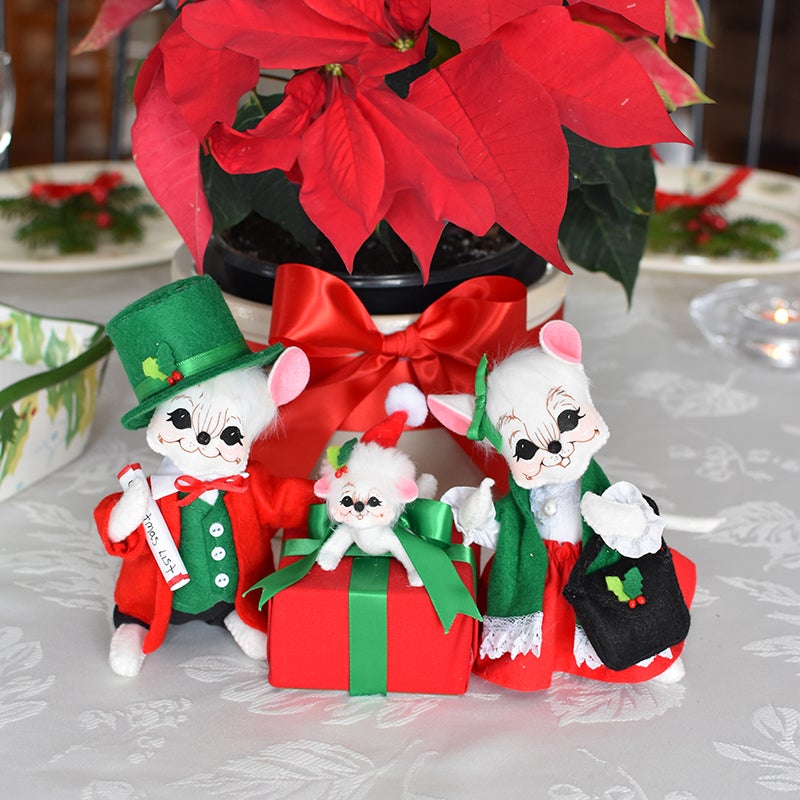 2022 Christmas Delivery Mouse Trio2-poinsettia-WEB 2022 Christmas Delivery Mouse Trio2-poinsettia-WEB