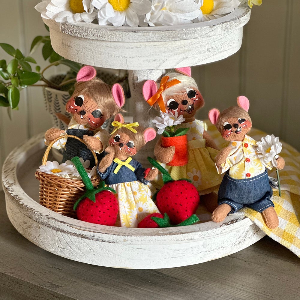 2023 Daisy Mouse Family + Berries-WEB