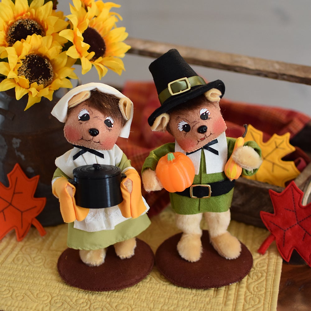 861123 8in Pilgrim Bear Couple-WEB