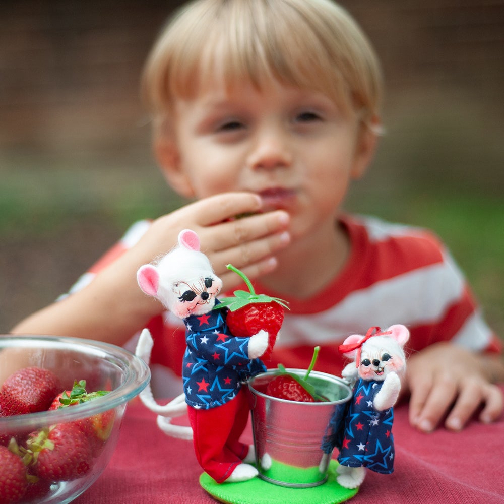 260024 5in Strawberry Pickers-WEB